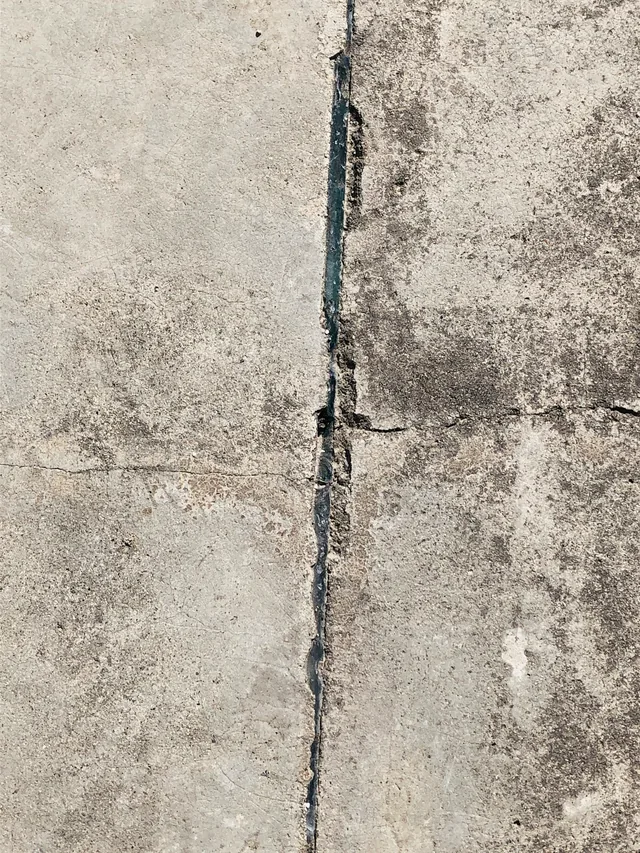 Water damage tracking through a cracked concrete slab
